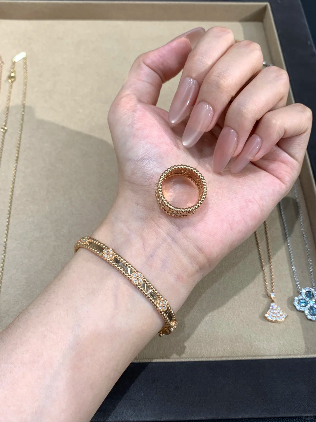 로즈골드 로고 밴드 브레이슬릿 상세 이미지 4